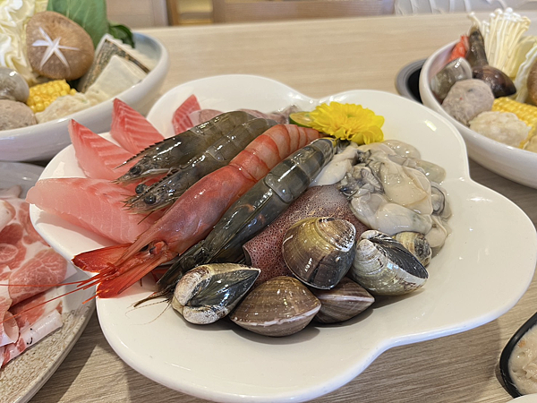 【基隆美食】海鮮新鮮澎湃份量多|高CP值鍋物|和牛海鮮鍋必點 【基隆美食】海鮮新鮮澎湃份量多|高CP值鍋物|和牛海鮮鍋必點