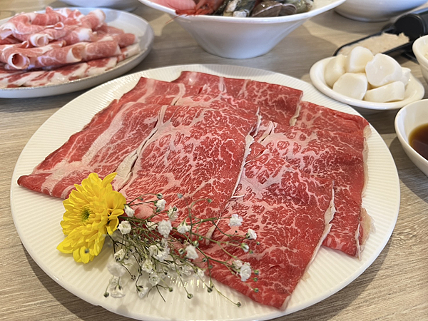 【基隆美食】海鮮新鮮澎湃份量多|高CP值鍋物|和牛海鮮鍋必點 【基隆美食】海鮮新鮮澎湃份量多|高CP值鍋物|和牛海鮮鍋必點