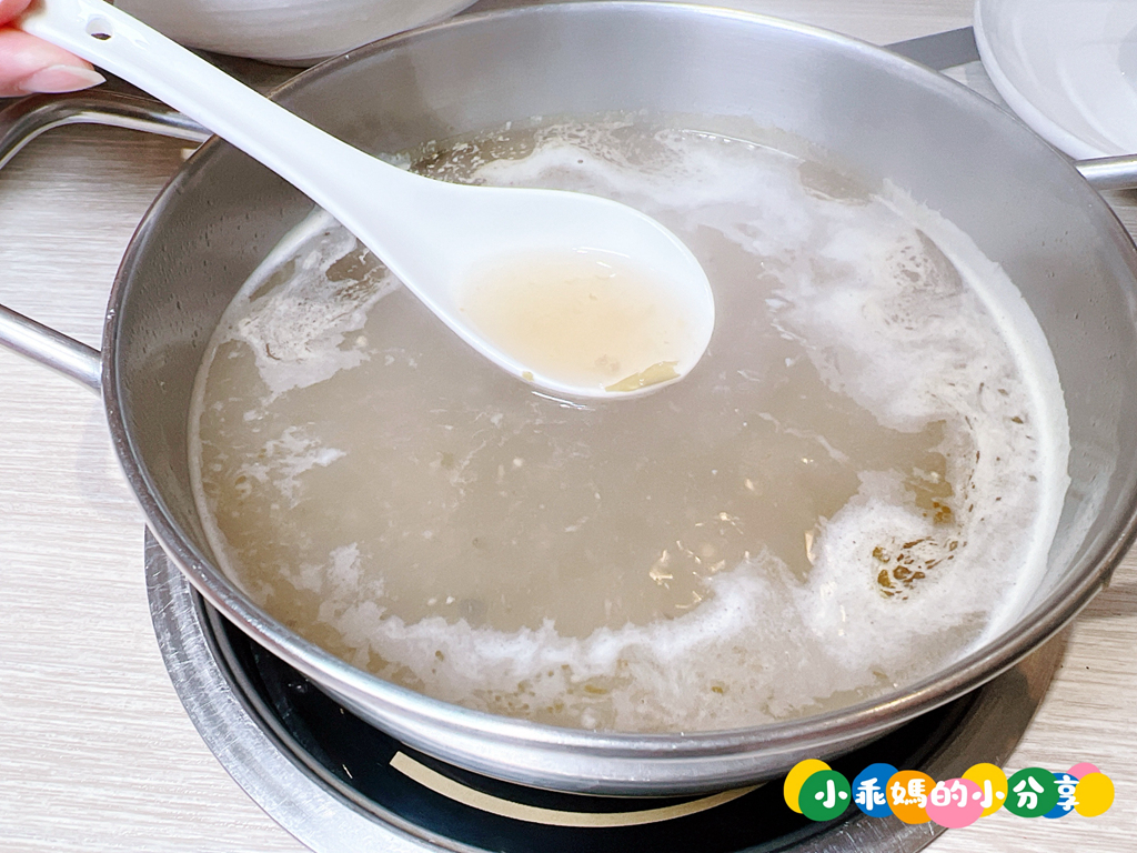 基隆火鍋推薦【罌粟花精緻鍋物】個人鍋也能這麼精緻?! 在地20年老字號,套餐式單人火鍋、湯頭多樣、飲品甜點超驚豔! – 小乖媽的小分享