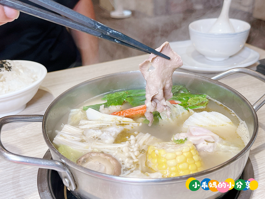 基隆火鍋推薦【罌粟花精緻鍋物】個人鍋也能這麼精緻?! 在地20年老字號,套餐式單人火鍋、湯頭多樣、飲品甜點超驚豔! – 小乖媽的小分享