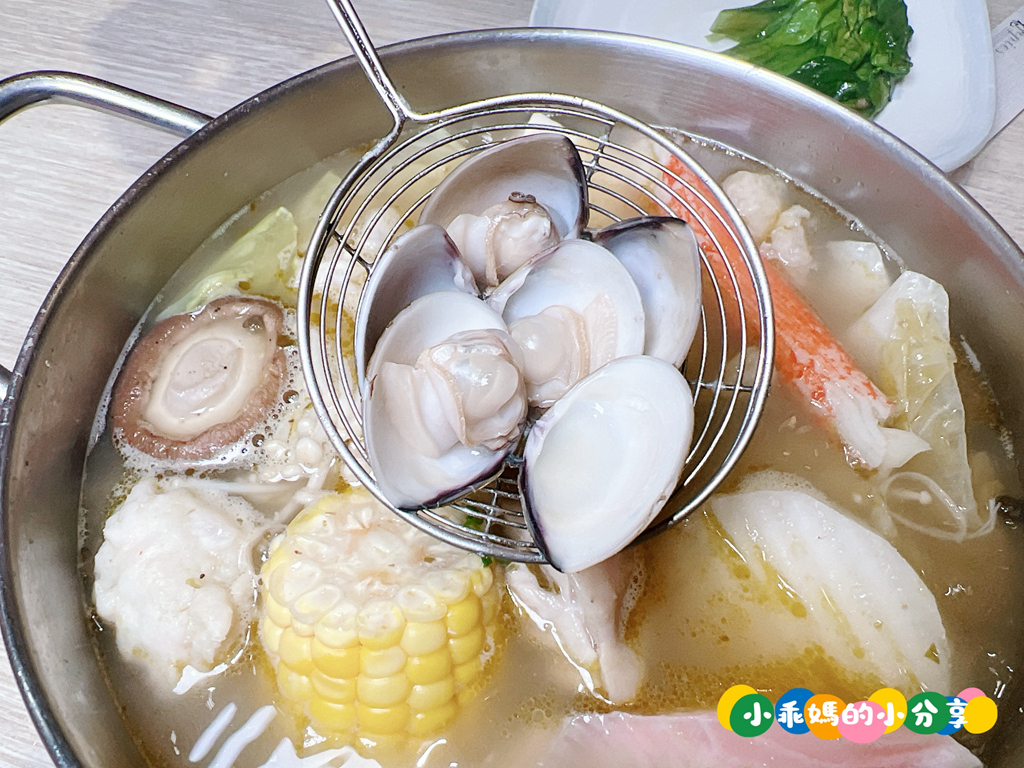 基隆火鍋推薦【罌粟花精緻鍋物】個人鍋也能這麼精緻?! 在地20年老字號,套餐式單人火鍋、湯頭多樣、飲品甜點超驚豔! – 小乖媽的小分享