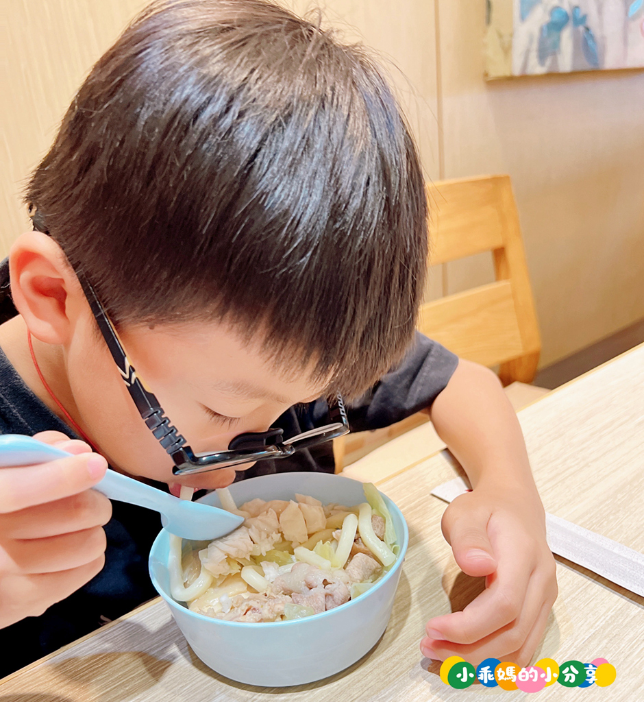 基隆火鍋推薦【罌粟花精緻鍋物】個人鍋也能這麼精緻?! 在地20年老字號,套餐式單人火鍋、湯頭多樣、飲品甜點超驚豔! – 小乖媽的小分享