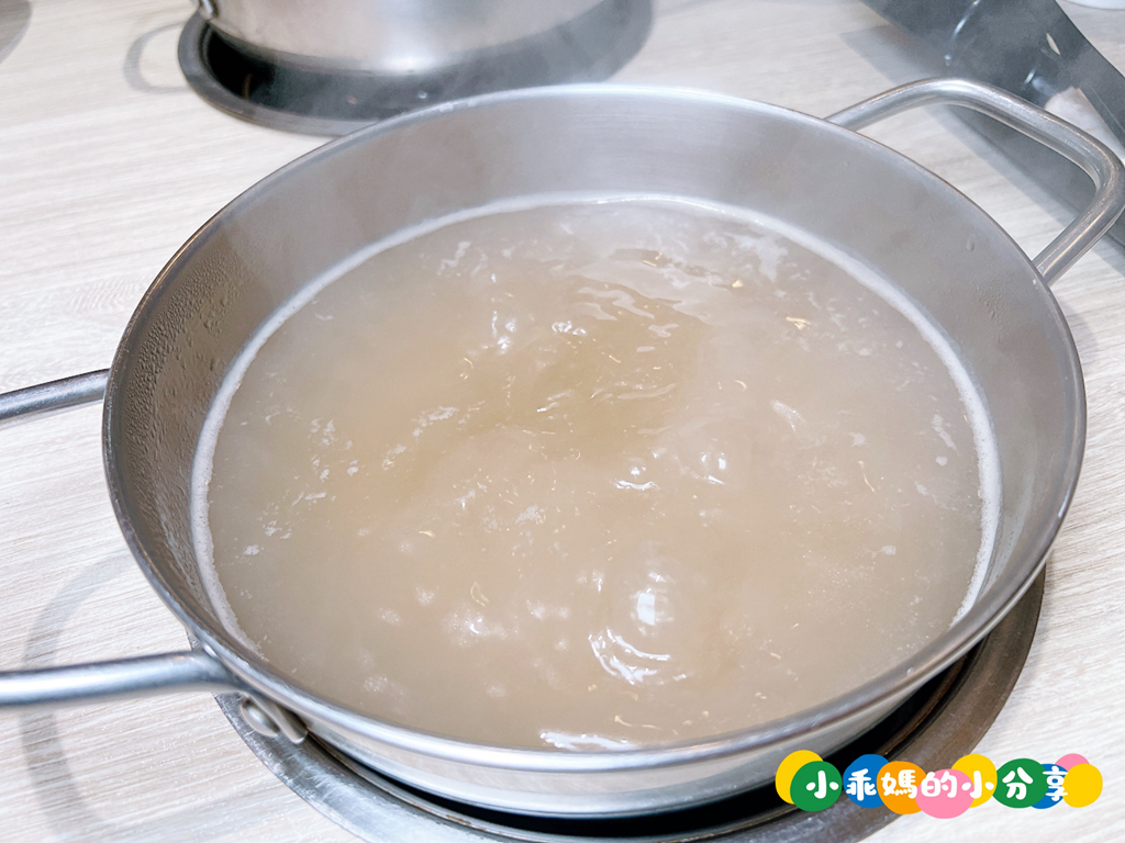 基隆火鍋推薦【罌粟花精緻鍋物】個人鍋也能這麼精緻?! 在地20年老字號,套餐式單人火鍋、湯頭多樣、飲品甜點超驚豔! – 小乖媽的小分享