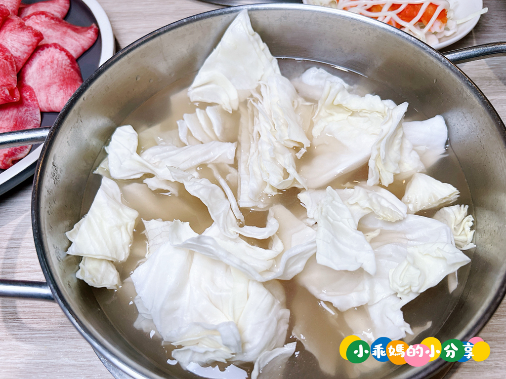 基隆火鍋推薦【罌粟花精緻鍋物】個人鍋也能這麼精緻?! 在地20年老字號,套餐式單人火鍋、湯頭多樣、飲品甜點超驚豔! – 小乖媽的小分享