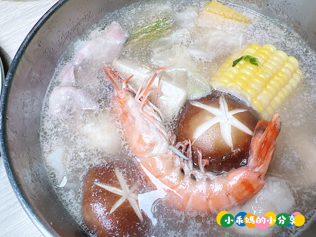 基隆火鍋推薦【罌粟花精緻鍋物】個人鍋也能這麼精緻?! 在地20年老字號,套餐式單人火鍋、湯頭多樣、飲品甜點超驚豔! – 小乖媽的小分享