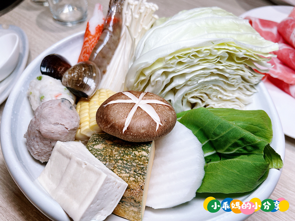 基隆火鍋推薦【罌粟花精緻鍋物】個人鍋也能這麼精緻?! 在地20年老字號,套餐式單人火鍋、湯頭多樣、飲品甜點超驚豔! – 小乖媽的小分享