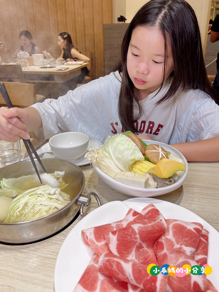 基隆火鍋推薦【罌粟花精緻鍋物】個人鍋也能這麼精緻?! 在地20年老字號,套餐式單人火鍋、湯頭多樣、飲品甜點超驚豔! – 小乖媽的小分享