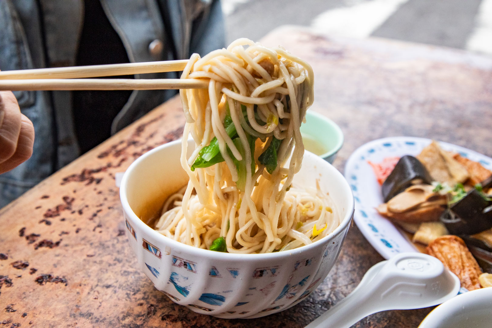 隱藏版銅板美食！台南大溝乾麵月底救星乾麵、餛飩湯，20元均一價不漲價。