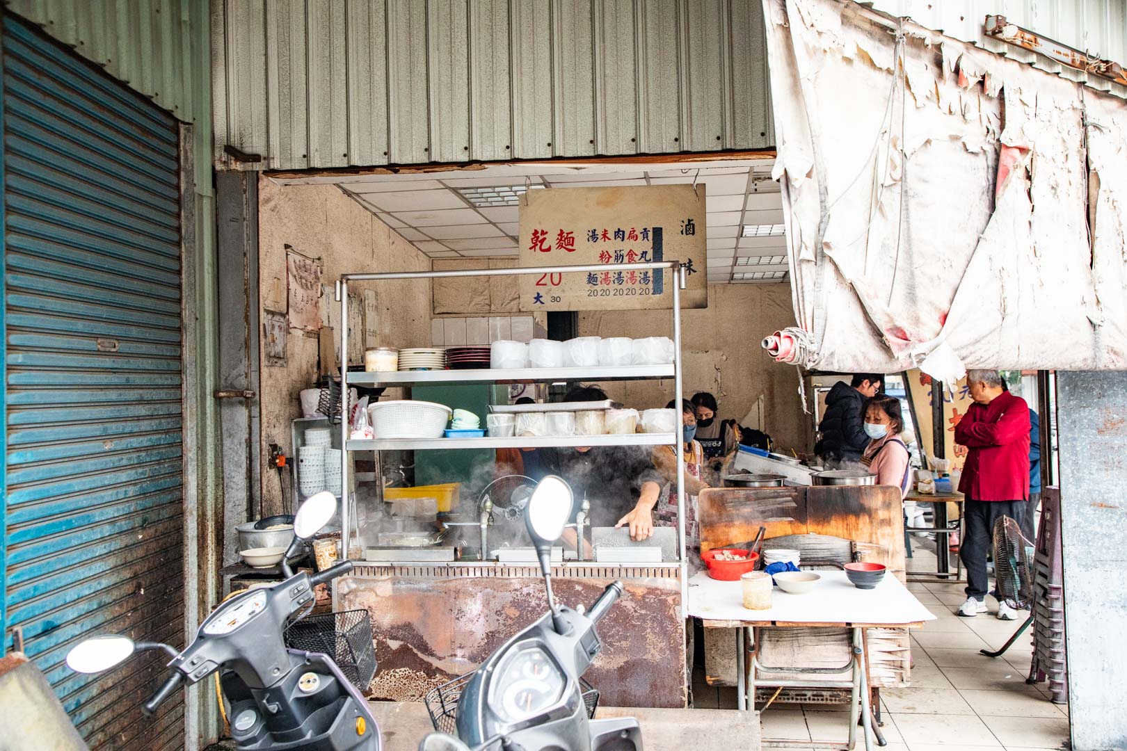 隱藏版銅板美食！台南大溝乾麵月底救星乾麵、餛飩湯，20元均一價不漲價。