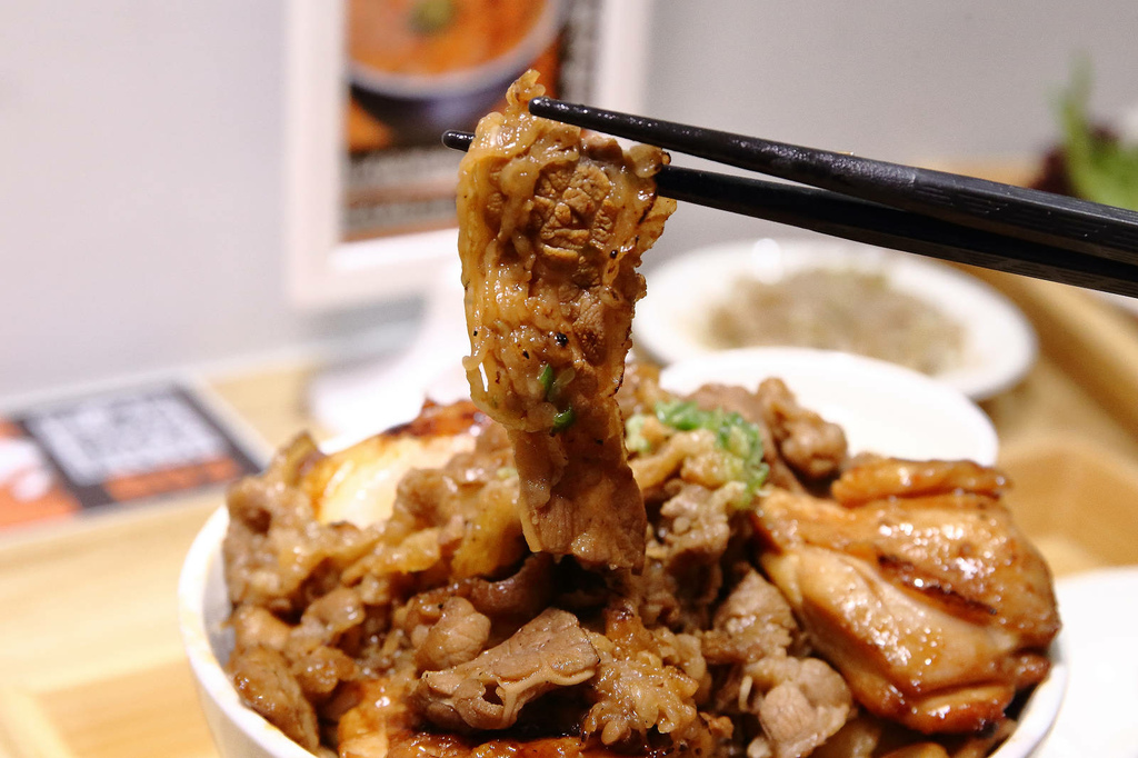 三峽隱藏版美食，肉享家自助式人氣丼飯，滿滿的肉量鋪在白飯上，