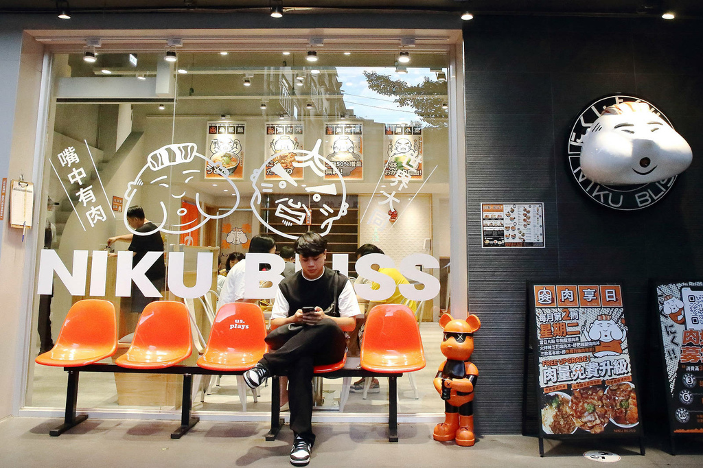 三峽隱藏版美食，肉享家自助式人氣丼飯，滿滿的肉量鋪在白飯上，