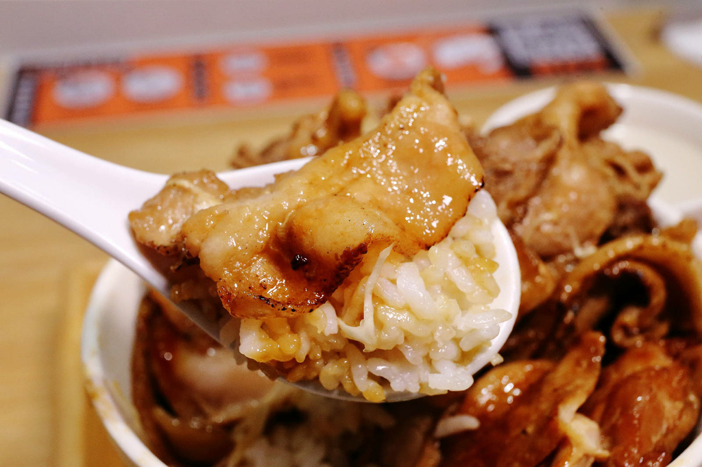 三峽隱藏版美食，肉享家自助式人氣丼飯，滿滿的肉量鋪在白飯上，