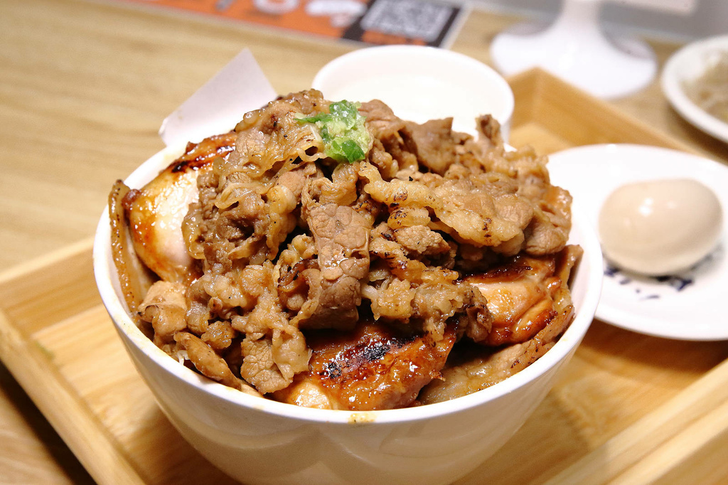 三峽隱藏版美食，肉享家自助式人氣丼飯，滿滿的肉量鋪在白飯上，