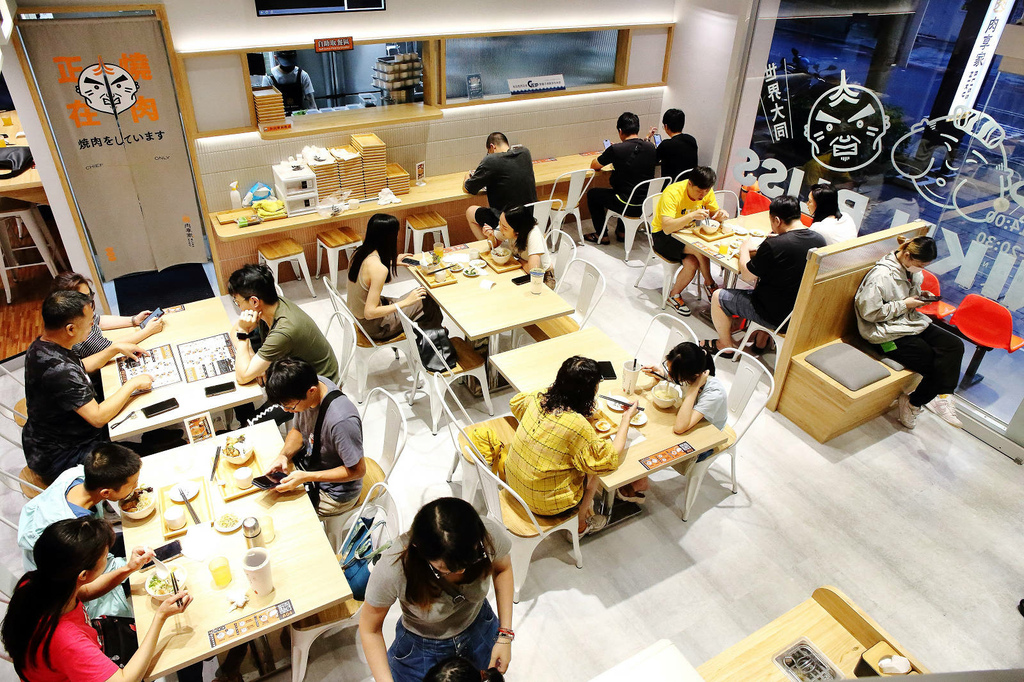 三峽隱藏版美食，肉享家自助式人氣丼飯，滿滿的肉量鋪在白飯上，