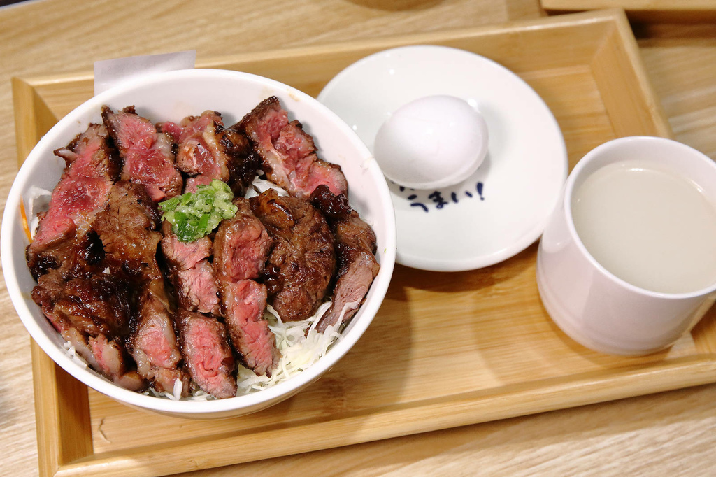 三峽隱藏版美食，肉享家自助式人氣丼飯，滿滿的肉量鋪在白飯上，