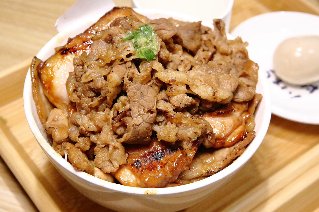 三峽隱藏版美食，肉享家自助式人氣丼飯，滿滿的肉量鋪在白飯上，