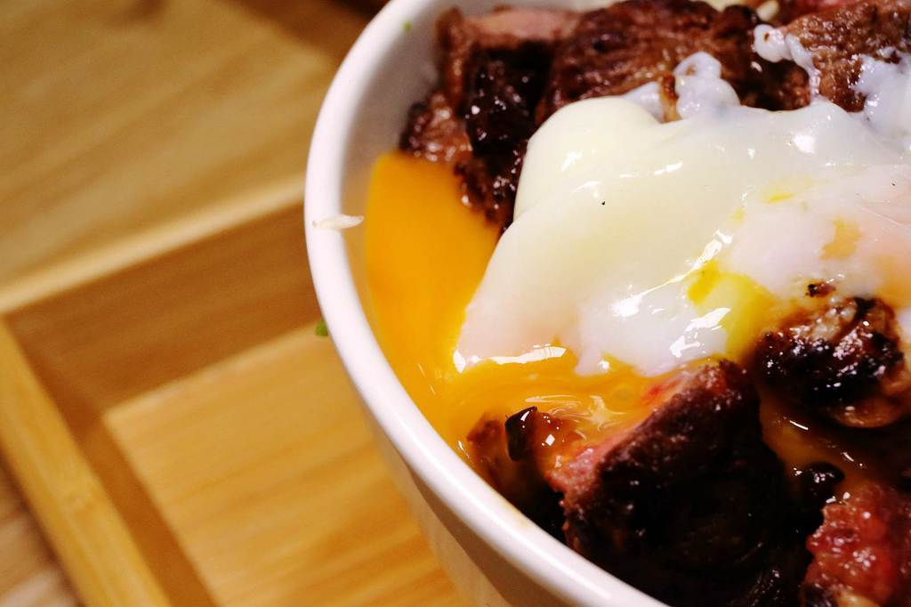 三峽隱藏版美食，肉享家自助式人氣丼飯，滿滿的肉量鋪在白飯上，