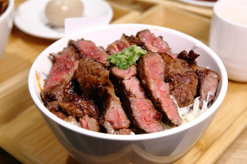 三峽隱藏版美食，肉享家自助式人氣丼飯，滿滿的肉量鋪在白飯上，