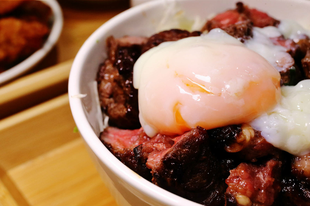 三峽隱藏版美食，肉享家自助式人氣丼飯，滿滿的肉量鋪在白飯上，