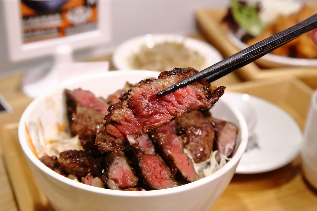 三峽隱藏版美食，肉享家自助式人氣丼飯，滿滿的肉量鋪在白飯上，