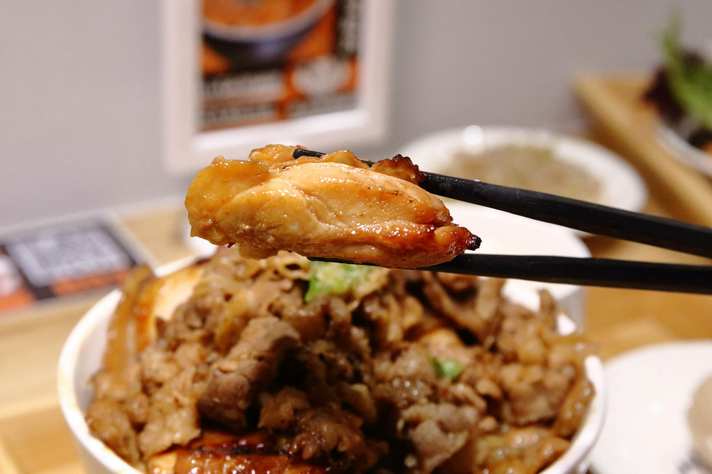 三峽隱藏版美食，肉享家自助式人氣丼飯，滿滿的肉量鋪在白飯上，