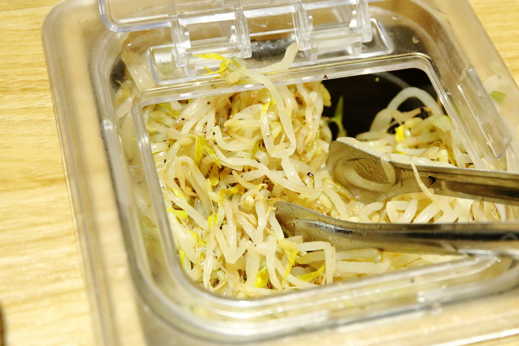 三峽隱藏版美食，肉享家自助式人氣丼飯，滿滿的肉量鋪在白飯上，