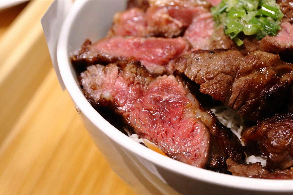 三峽隱藏版美食，肉享家自助式人氣丼飯，滿滿的肉量鋪在白飯上，