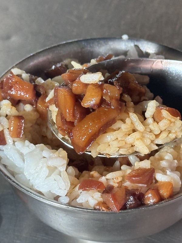 萬華梧州夜市必吃！50年蒜頭青蛙湯老店，搭魯肉飯整套吃。