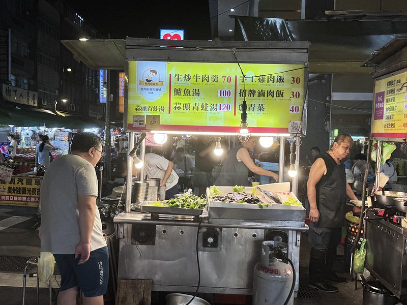 萬華梧州夜市必吃！50年蒜頭青蛙湯老店，搭魯肉飯整套吃。