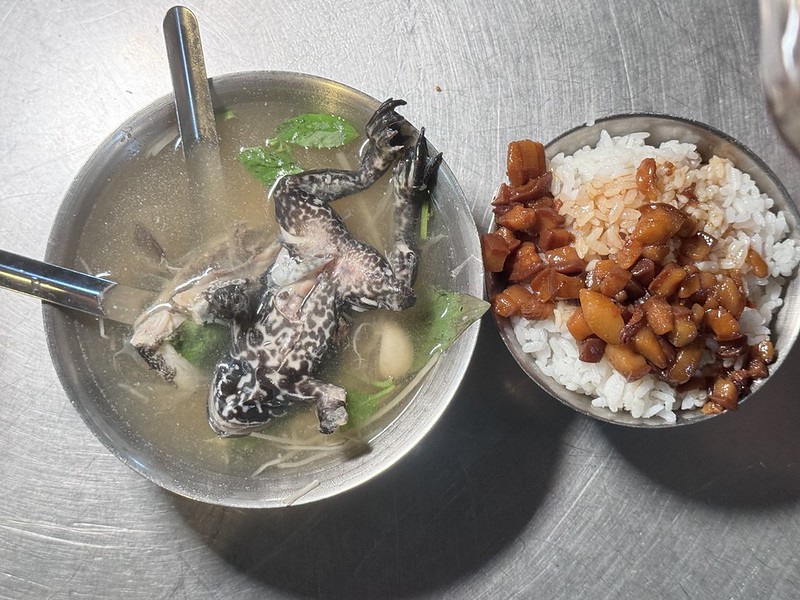萬華梧州夜市必吃！50年蒜頭青蛙湯老店，搭魯肉飯整套吃。