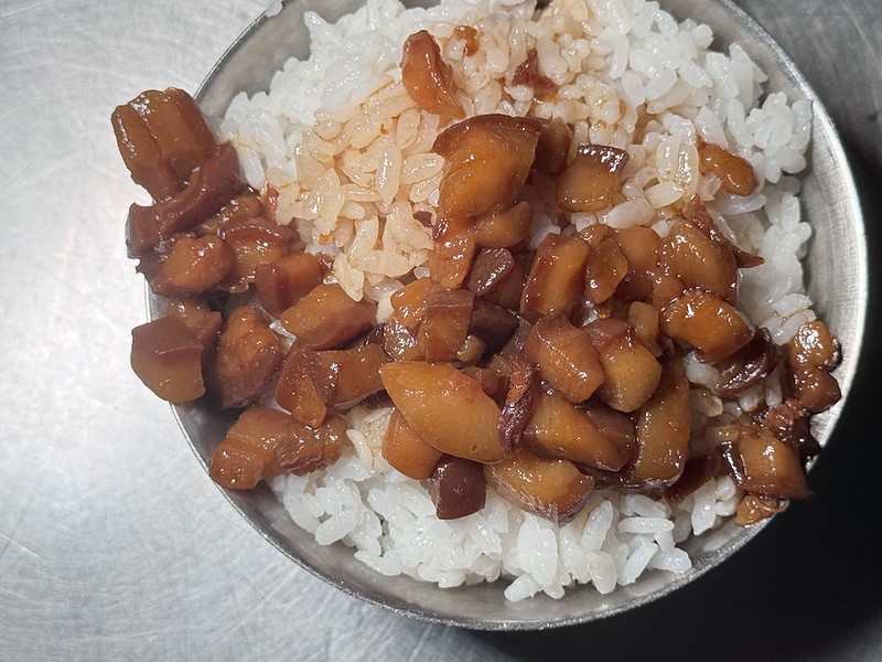 萬華梧州夜市必吃！50年蒜頭青蛙湯老店，搭魯肉飯整套吃。