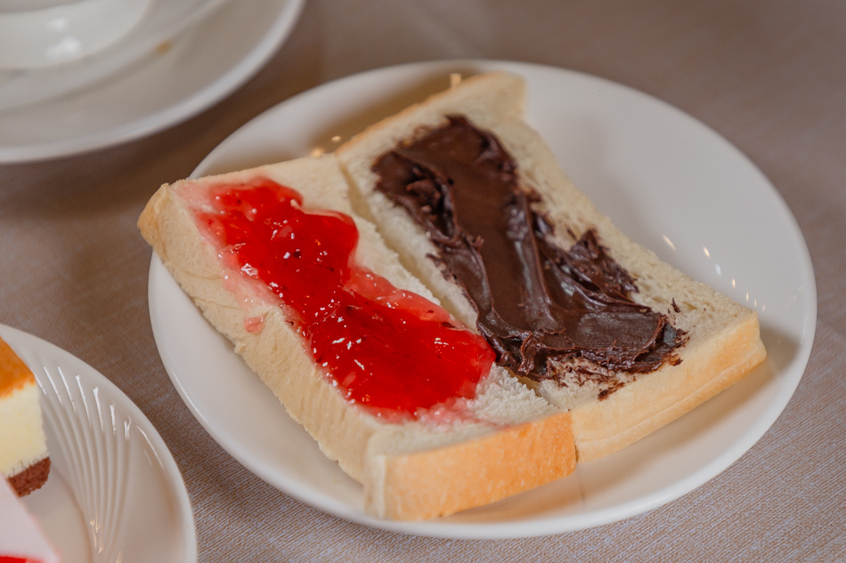 高雄人氣牛排館高CP值！驚蟄洋食坊厚切牛排，自助吧甜點吃到飽。
