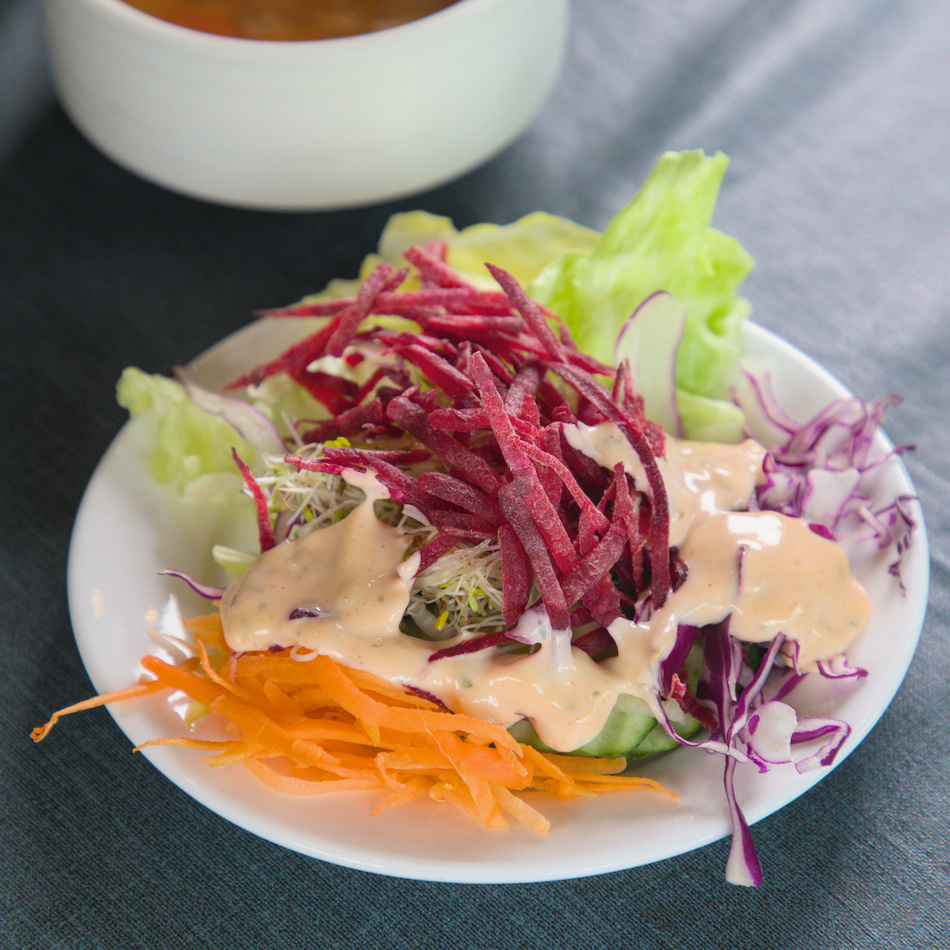 高雄人氣牛排館高CP值！驚蟄洋食坊厚切牛排，自助吧甜點吃到飽。