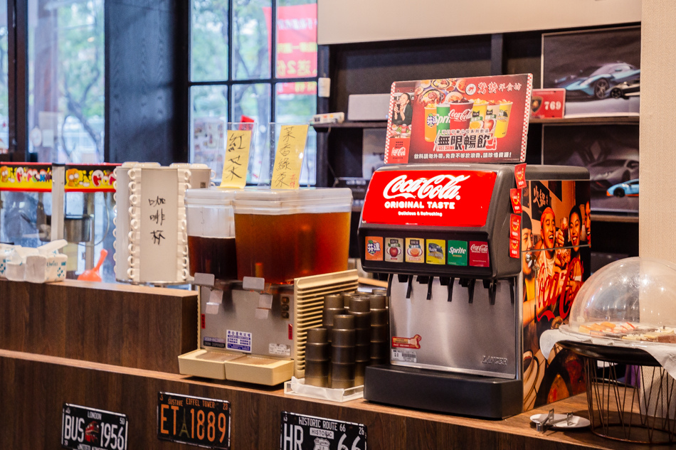 高雄人氣牛排館高CP值！驚蟄洋食坊厚切牛排，自助吧甜點吃到飽。