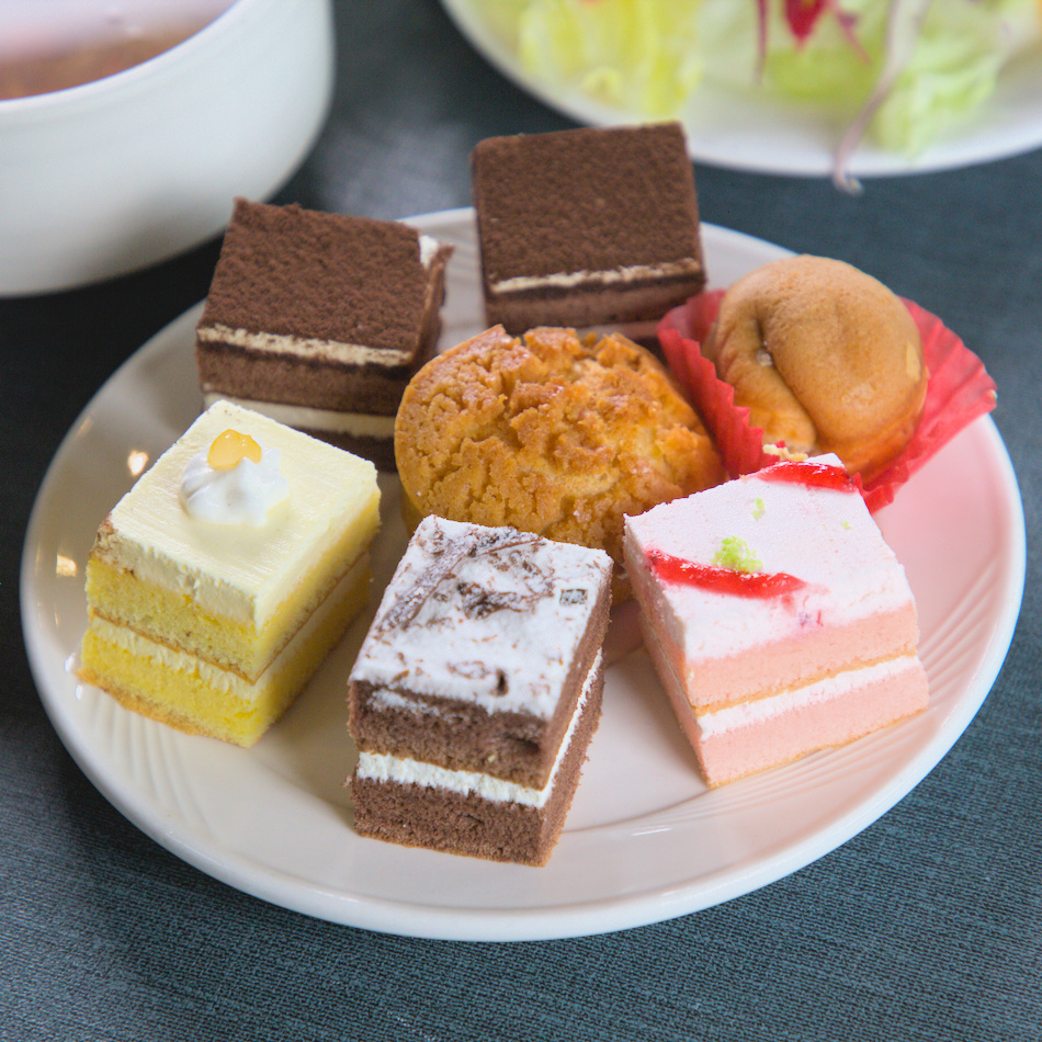 高雄人氣牛排館高CP值！驚蟄洋食坊厚切牛排，自助吧甜點吃到飽。