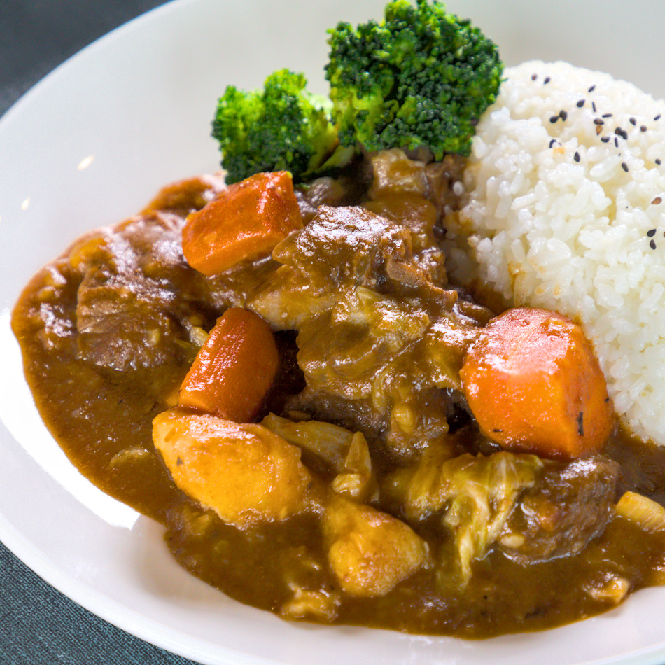 高雄人氣牛排館高CP值！驚蟄洋食坊厚切牛排，自助吧甜點吃到飽。
