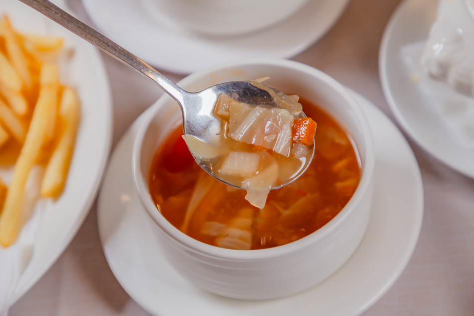 高雄人氣牛排館高CP值！驚蟄洋食坊厚切牛排，自助吧甜點吃到飽。