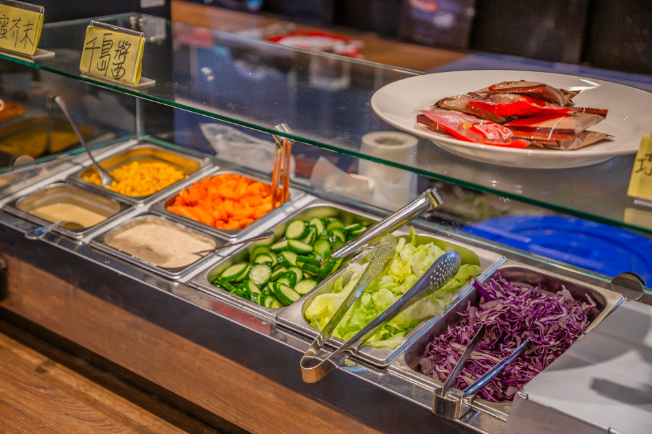 高雄人氣牛排館高CP值！驚蟄洋食坊厚切牛排，自助吧甜點吃到飽。