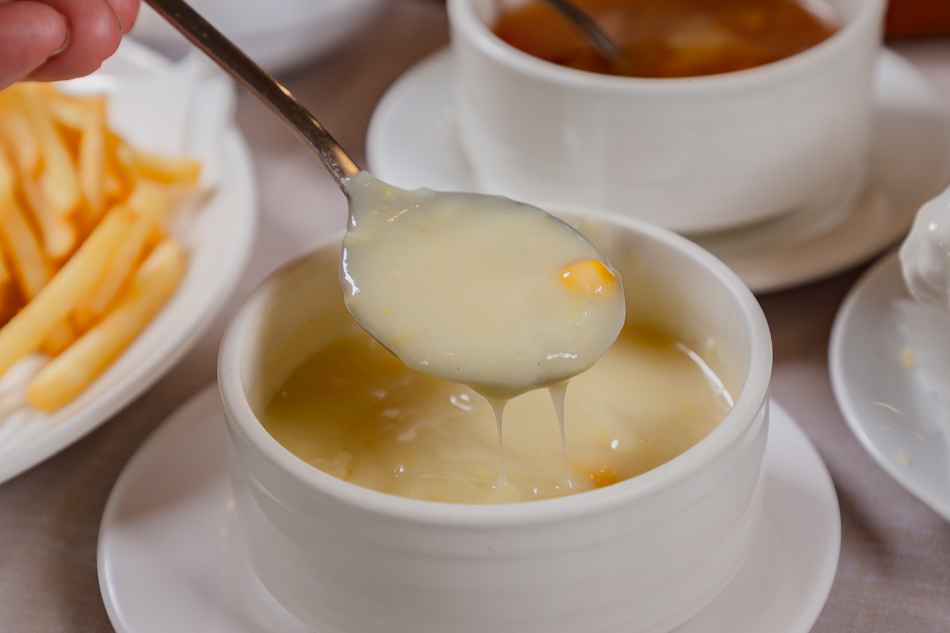 高雄人氣牛排館高CP值！驚蟄洋食坊厚切牛排，自助吧甜點吃到飽。