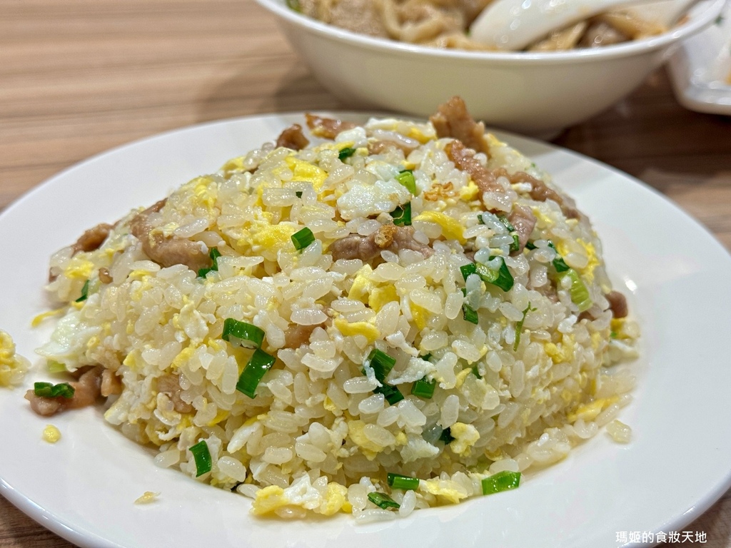【新莊美食推薦】豐衣足食｜必吃排骨炒飯與辣味抄手｜中港路高人