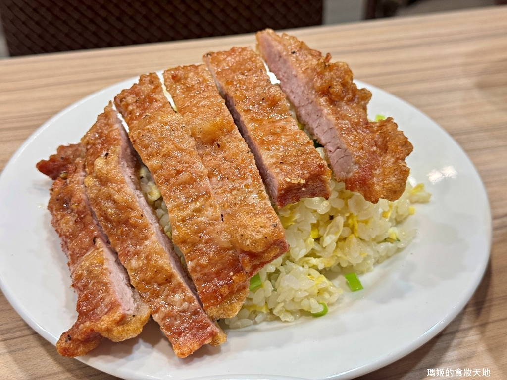 【新莊美食推薦】豐衣足食｜必吃排骨炒飯與辣味抄手｜中港路高人