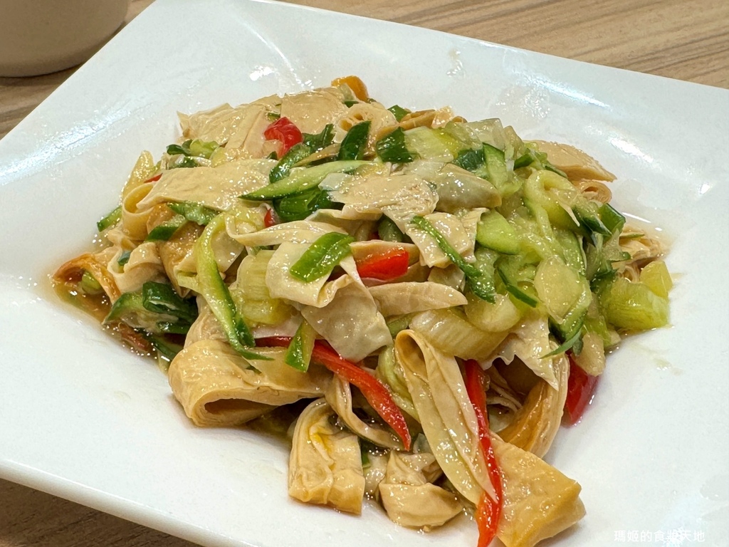 【新莊美食推薦】豐衣足食｜必吃排骨炒飯與辣味抄手｜中港路高人