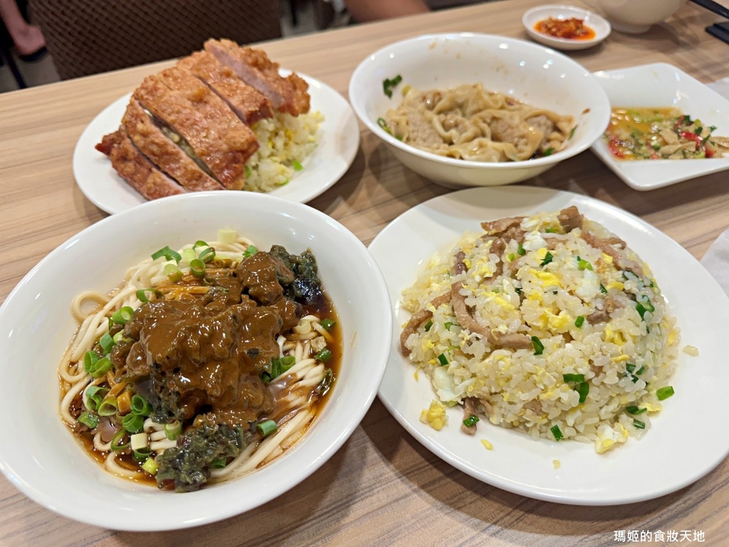 【新莊美食推薦】豐衣足食｜必吃排骨炒飯與辣味抄手｜中港路高人