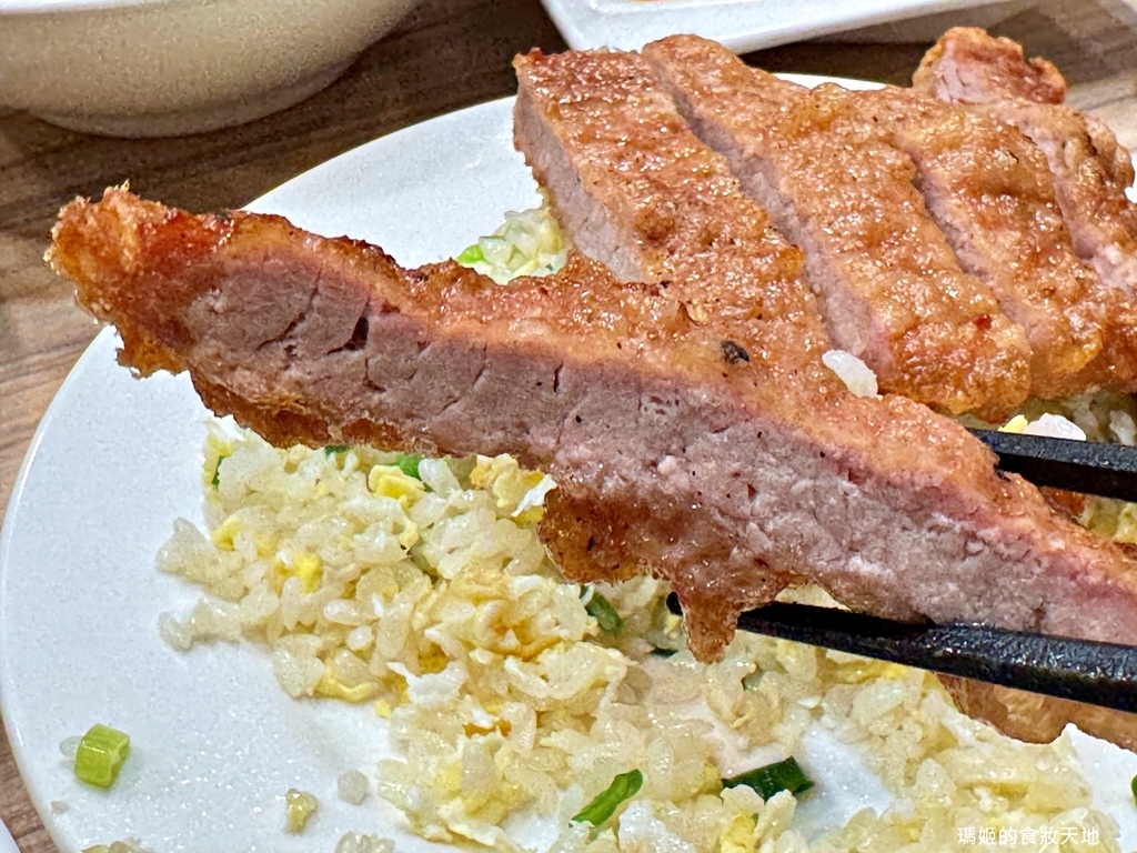 【新莊美食推薦】豐衣足食｜必吃排骨炒飯與辣味抄手｜中港路高人