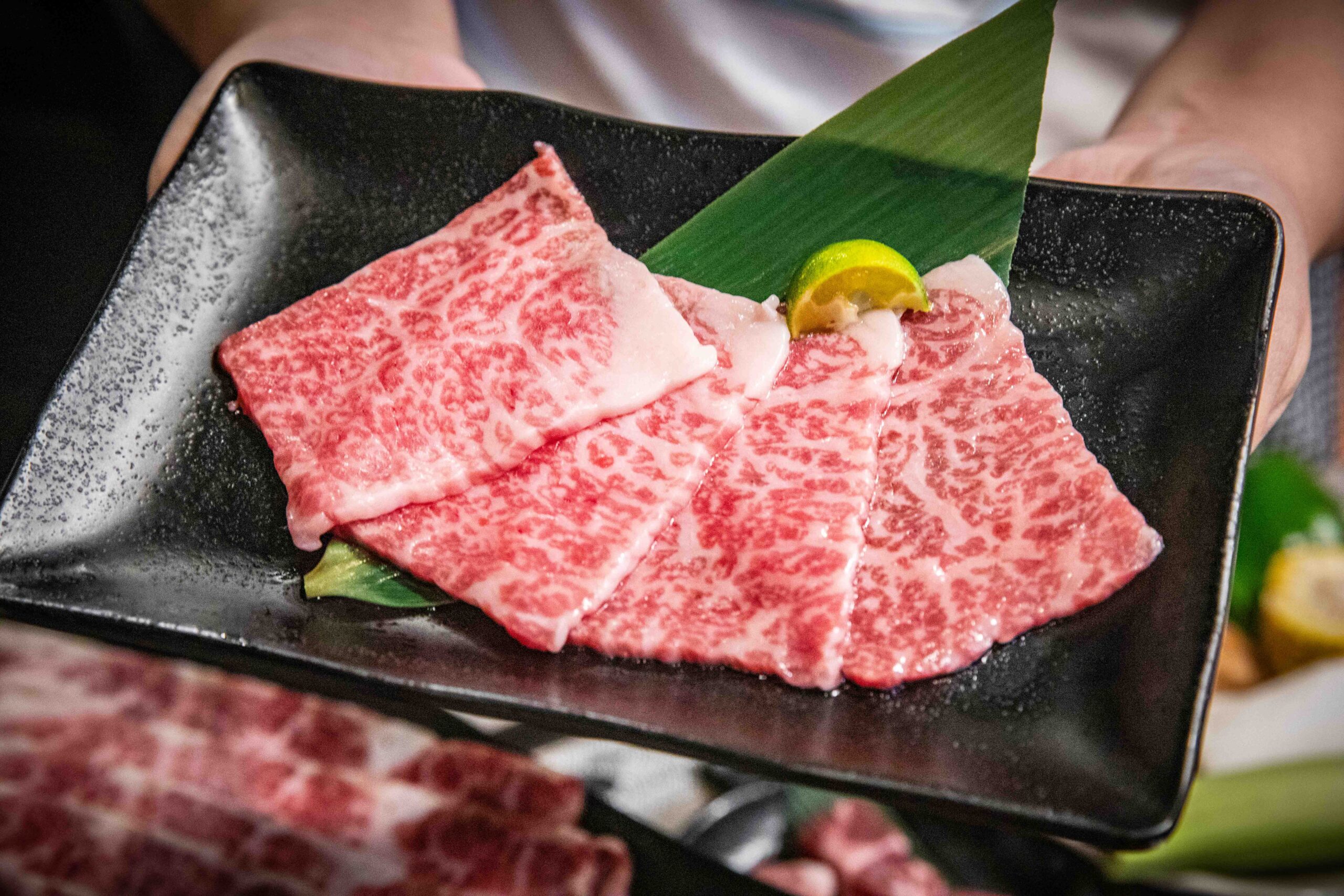 台北燒肉吃到飽推薦!三柒燒肉大安敦化店CP值爆表,A5和牛、松葉蟹無限吃。