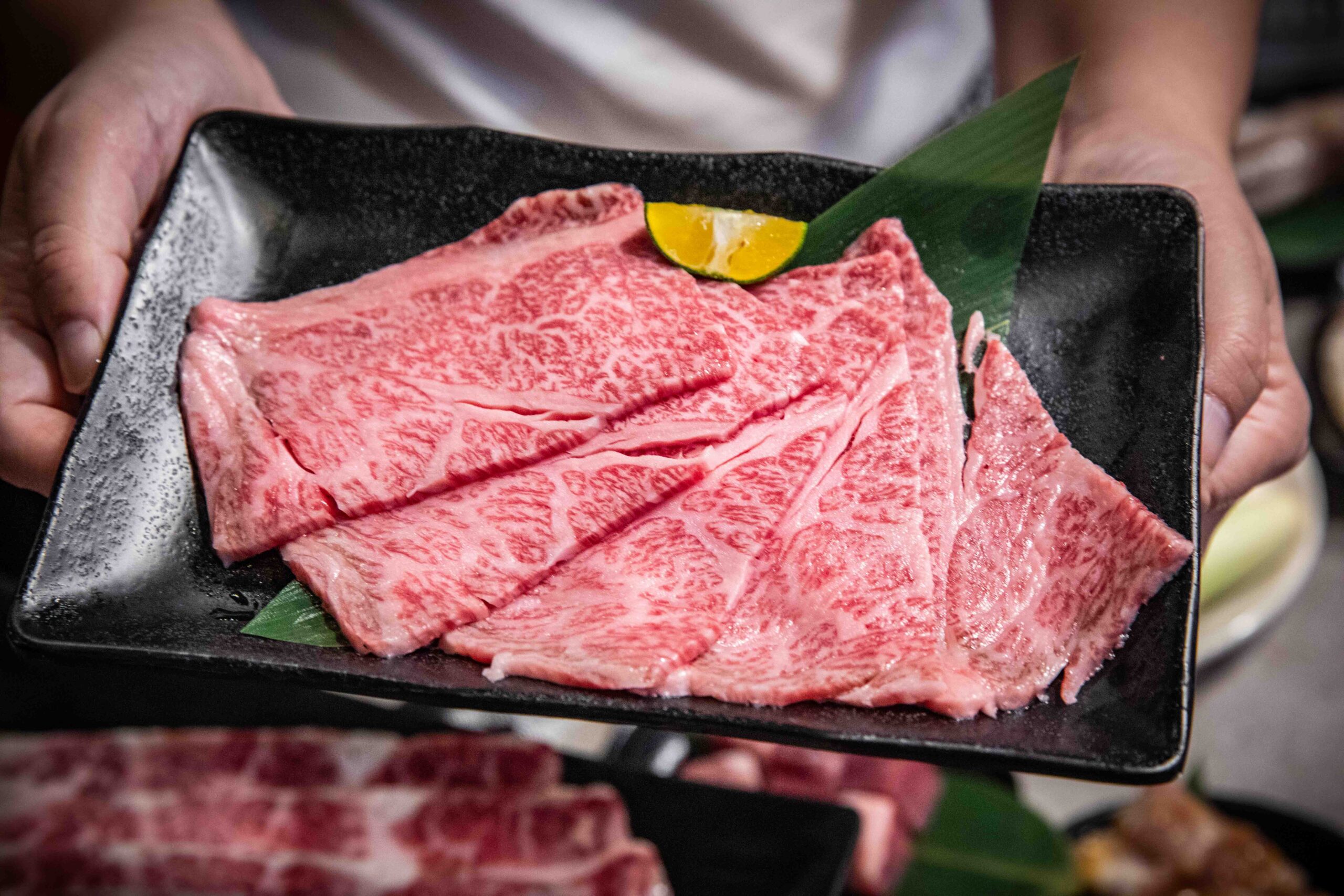 台北燒肉吃到飽推薦!三柒燒肉大安敦化店CP值爆表,A5和牛、松葉蟹無限吃。