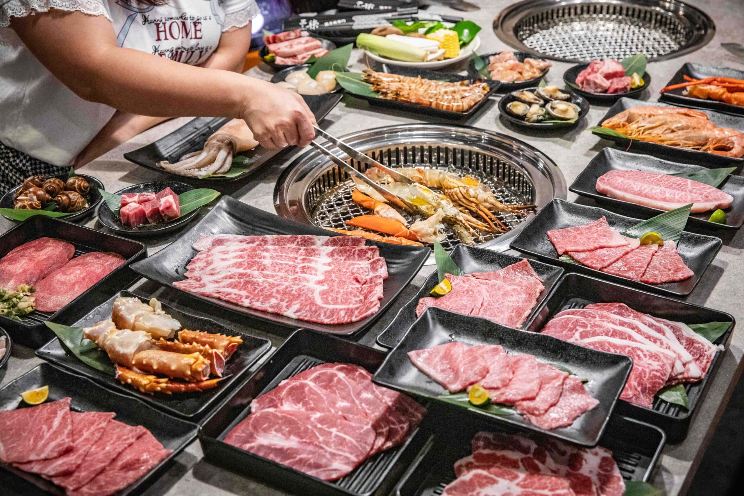 台北燒肉吃到飽推薦!三柒燒肉大安敦化店CP值爆表,A5和牛、松葉蟹無限吃。