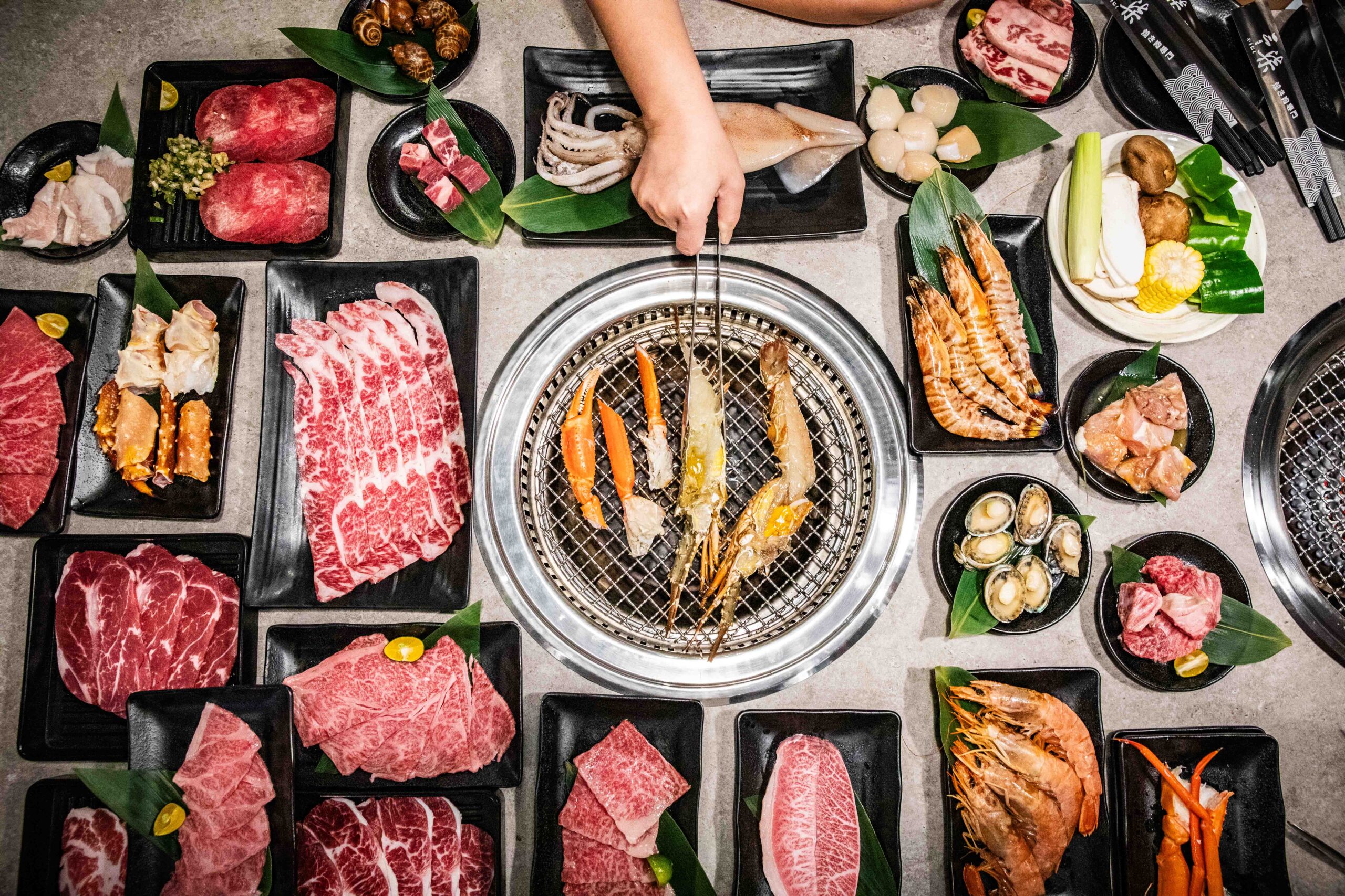 台北燒肉吃到飽推薦!三柒燒肉大安敦化店CP值爆表,A5和牛、松葉蟹無限吃。