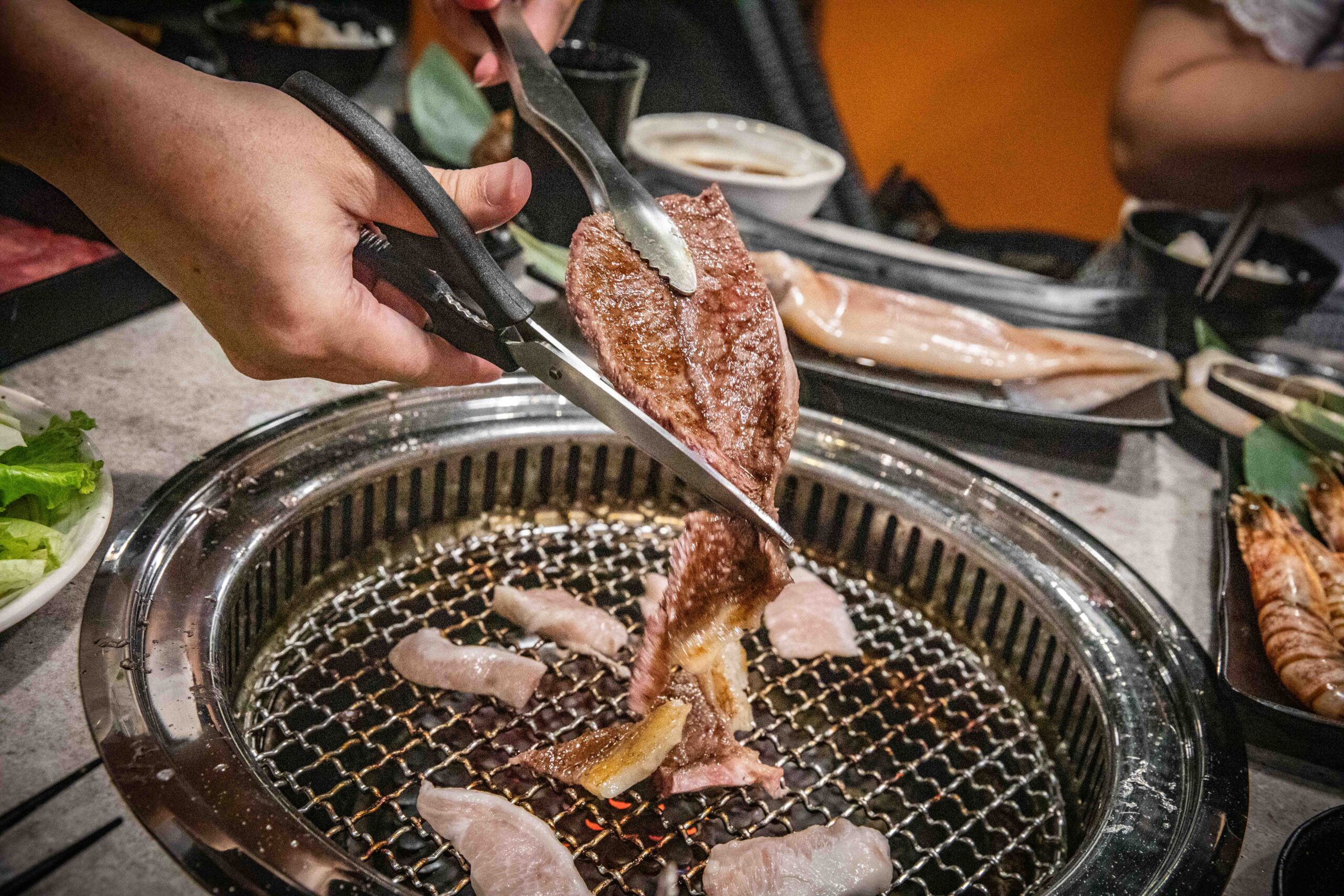 台北燒肉吃到飽推薦!三柒燒肉大安敦化店CP值爆表,A5和牛、松葉蟹無限吃。