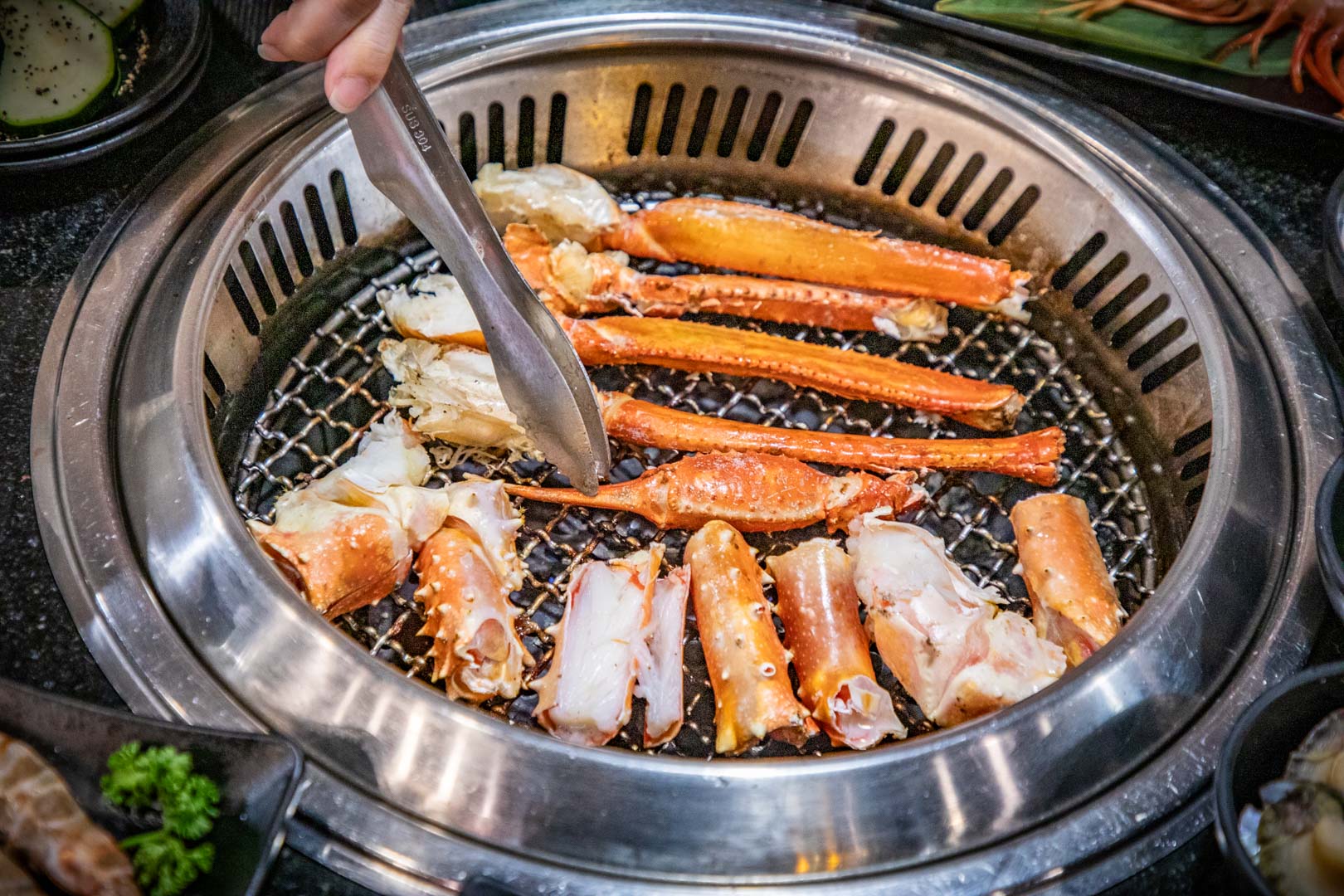 台北燒肉吃到飽推薦!三柒燒肉大安敦化店CP值爆表,A5和牛、松葉蟹無限吃。